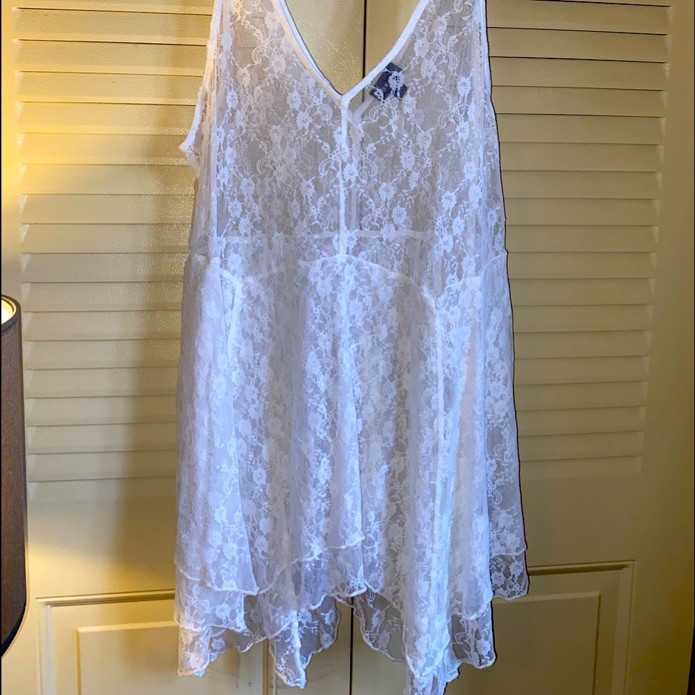 ‼️FINAL MARK DOWN‼️BNWOT SHARK BITE WHITE LACE FLOWY TOP/SWIMSUIT COVER UP